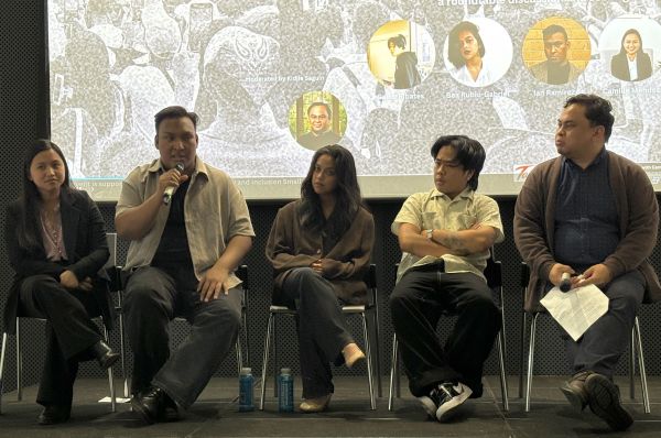 Negotiating disconnections panelists 4 panelists and the chair seated in a row on stage, in front of a title powerpoint slide