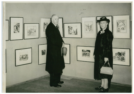 Dominion Press, [Mr and Mrs Harold Wright at Sir Lionel Lindsay's exhibition, London], 1946, silver gelatin photograph, Reg. no. 1986.0037 16/180, University of Melbourne Archives
